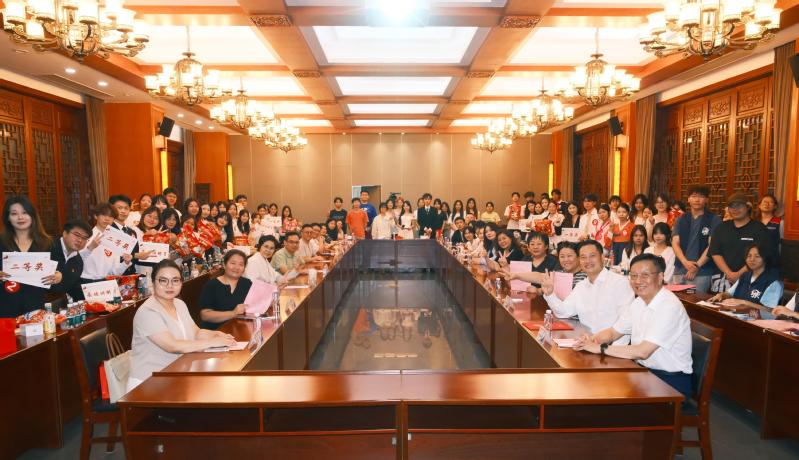 九大语种齐聚赛场 以声传情致敬...