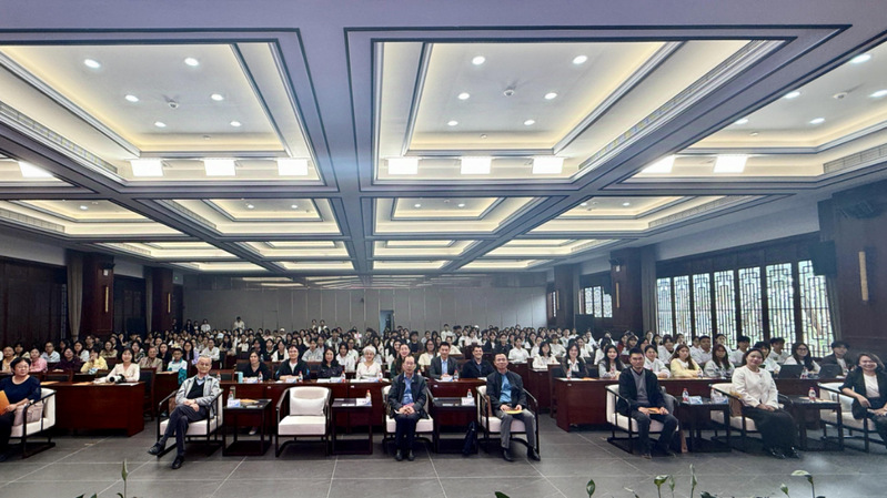 经典回响，永恒咏叹：我校举行第...